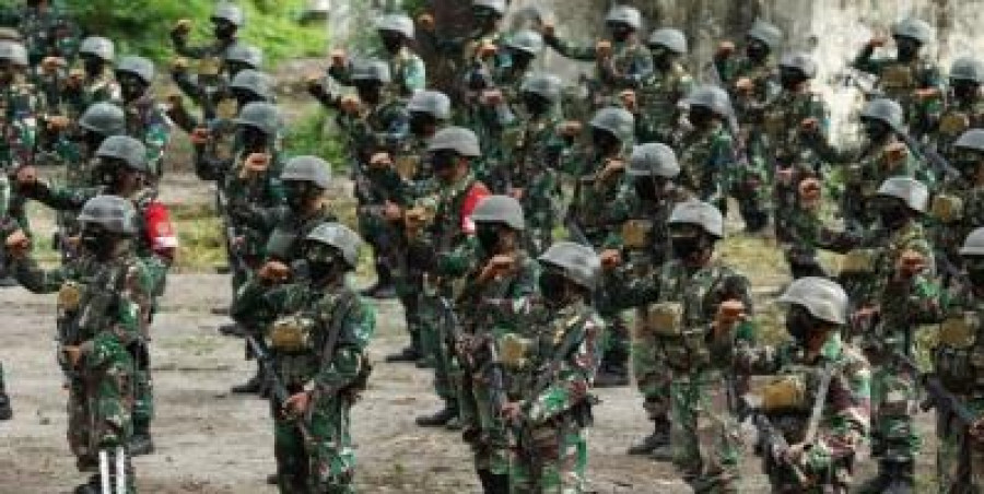 Sejumlah prajurit Korps Marinir TNI AL mengikuti Pernyataan Penutupan Latihan Pertempuran Muara, Rawa, Sungai dan Pesisir (MUPE) Pasmar 2 Tahun 2020 di Benteng Kedung Cowek, Surabaya, Jawa Timur, Kamis (3/12/2020). (Foto: Antara/Didik Suhartono)