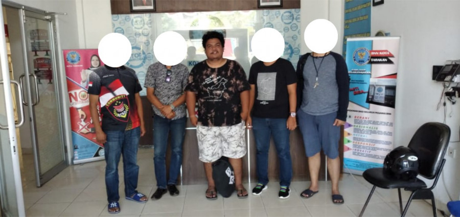 Ade Gembong (tengah) yang saat ini ditahan di BNNP Kaltim.(Foto:ISTIMEWA/Humas BNNK Samarinda)