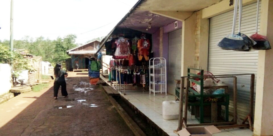 SEPI- Pedagang di belakang Pasar Induk mengeluh sepi pembeli.