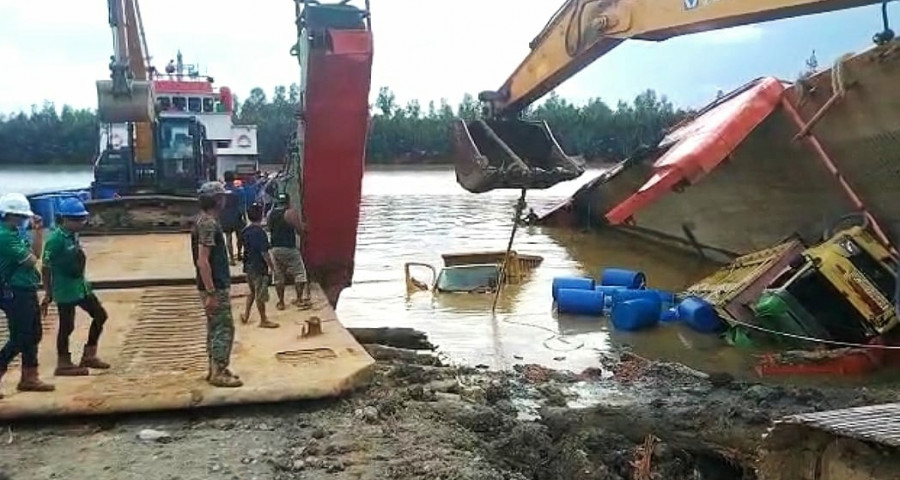 Proses evakuasi lima unit truk pengangkut TBS Kelapa Sawit (Foto: Istimewa)