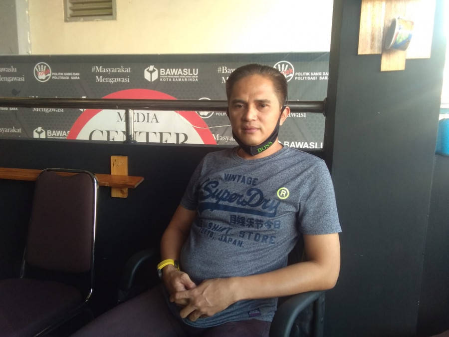 Bakal Calon Wali Kota Samarinda jalur Perseorangan, Parawansa Assoniwora, usai pemeriksaan dugaan pencatutan oleh Bawaslu Samarinda. (Faishal Alwan Yasir/Korankaltim.com)