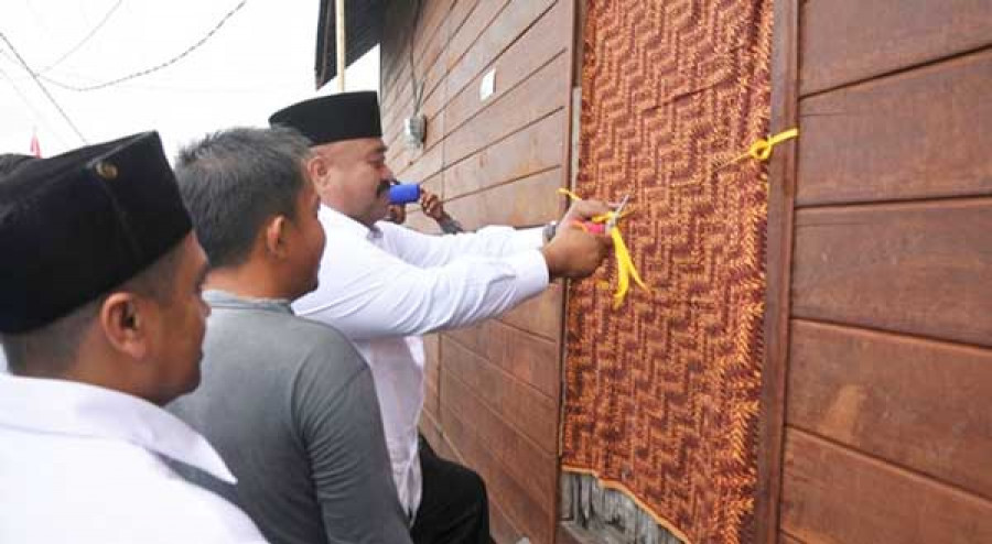 POTONG PITA: Plt Bupati Kukar meresmikan bantuan stimulan perumahan swadaya di Desa Segihan, Kecamatan Sebulu, beberapa hari lalu. ( reza / korankaltim )