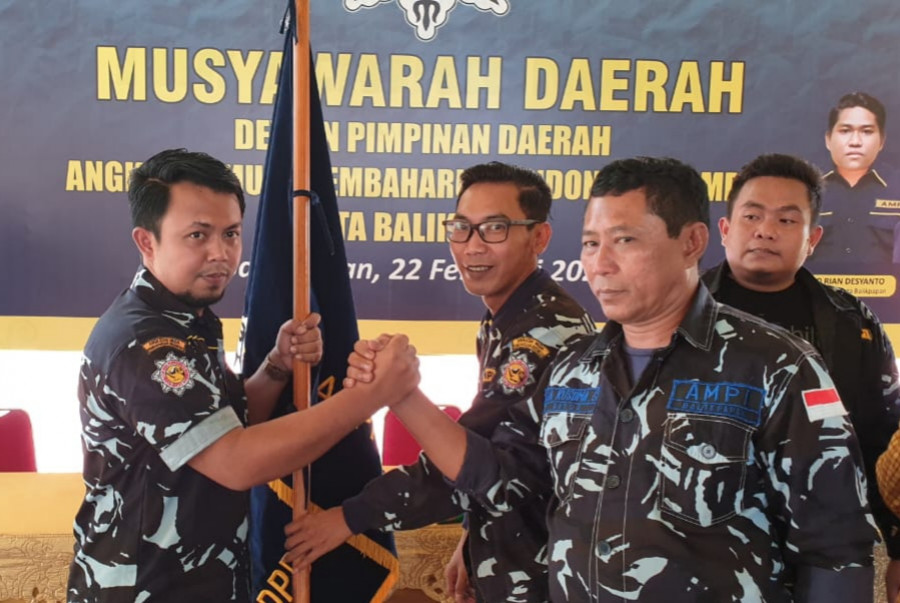 Penyerahan Pataka AMPI Balikpapan dari pimpinan sidang kepada Achmad Thoyyib selaku ketua terpilih. (Foto : Sofyan Jufri/KoranKaltim.Com)