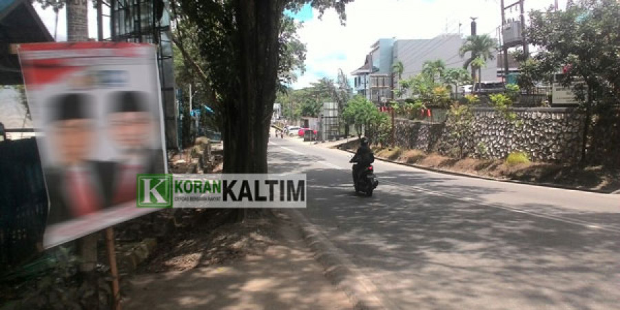 Salah satu alat peraga kampanye yang masih terpasang di ruas jalan di Samarinda. (Foto: sabri/korankaltim.com)