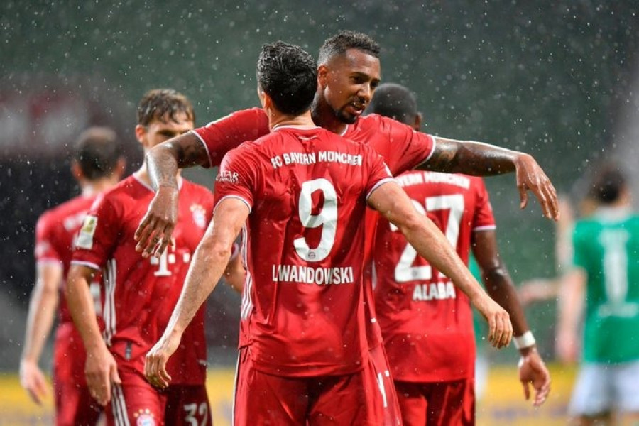 Jerome Boateng memeluk Robert Lewandowski usai mencetak gol tunggal penentu gelar juara Bayern Munchen. (twitter)