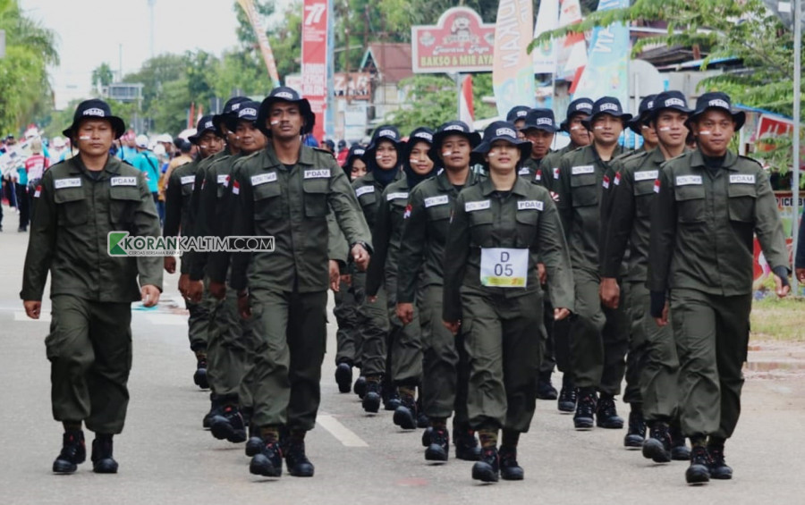 Puluhan karyawan Perumda Tirta Tuah Benua Kutai Timur saat mengikuti lomba gerak jalan merdeka belajar. (Foto: Zulhamri/Korankaltim.com)
