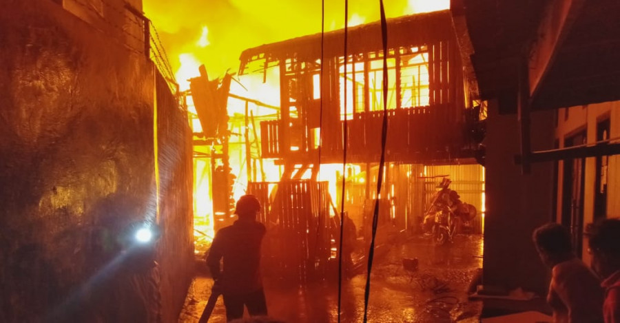 Api Berkobar Sangat Cepat, Saat ini Masih Dilakukan penanganan oleh Petugas Gabungan (Foto: Dok. korankaltim.com)