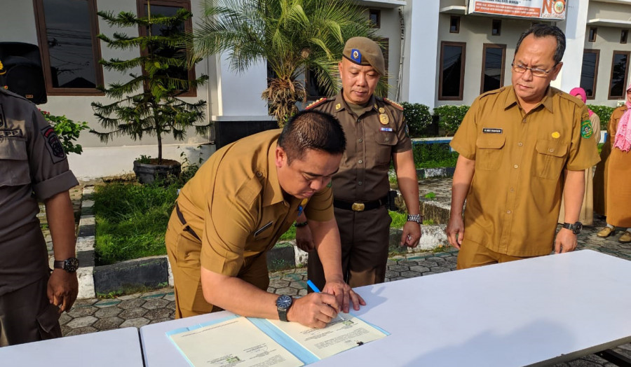 Plt Kepala Disdikbud Kukar Ikhsanuddin tandatangani MoU dengan Satpol PP Kukar pada Senin (3/2/2020) (Foto: Istimewa)
