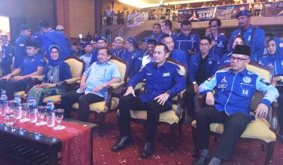 SAFARI POLITIK : AHY (dua kanan duduk) didampingi Syaharie Jaang, Ketua Demokrat Kaltim dalam lawatan politik ke Kaltim.