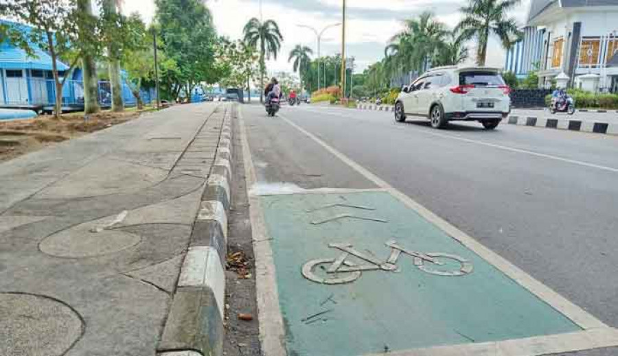 Jalur sepeda yang terdapat di depan Kantor Gubernur Kaltim, Jalan Gajah Mada. (Foto: Vico /KoranKaltim)