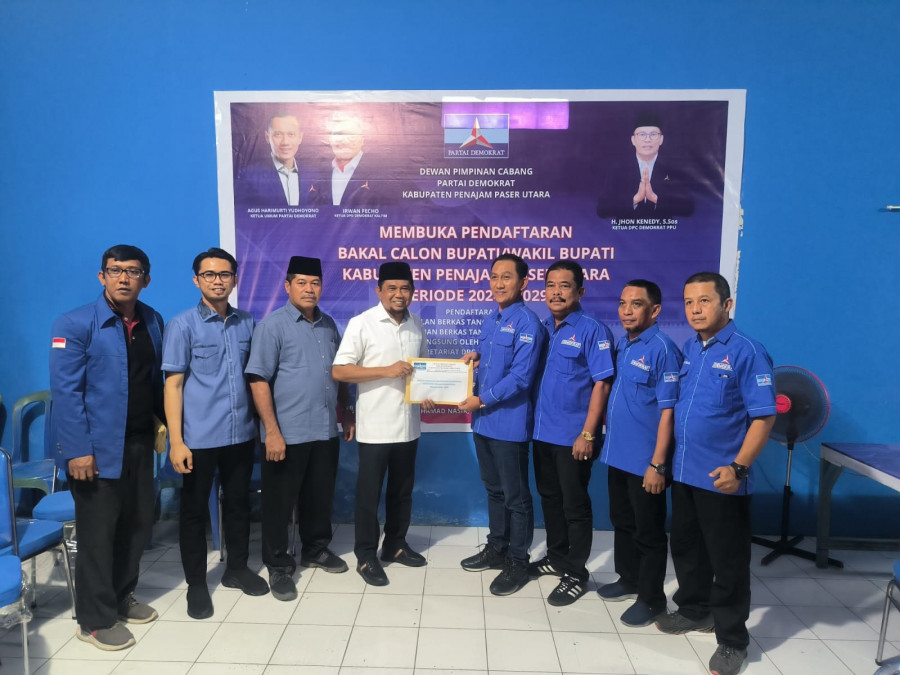 Hamdam saat mengembalikan formulir pendaftaran bakal calon bupati dan wakil bupati yang diterima langsung Sekretaris DPC Partai Demokrat PPU, Arif Darmawan. (Foto: Erwin/Korankaltim.com)