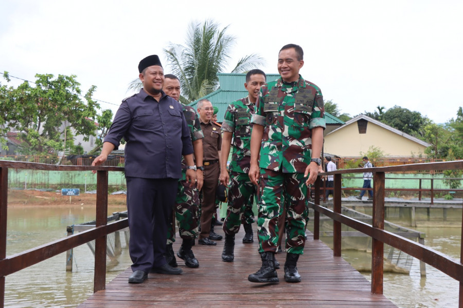 Ketua DPRD Kukar Abdul Rasid saat menyambut kedatangan Pangdam VI/Mulawarman (humasDPRD.dok)