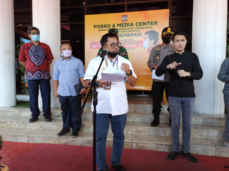 Tim Gugus Tugas Percepatan Penanganan Covid-19 Kota Balikpapan menyampaikan perkembangan kasus kepada awak media di halaman kantor wali kota. (Foto: Hendra/KoranKaltim.Com)