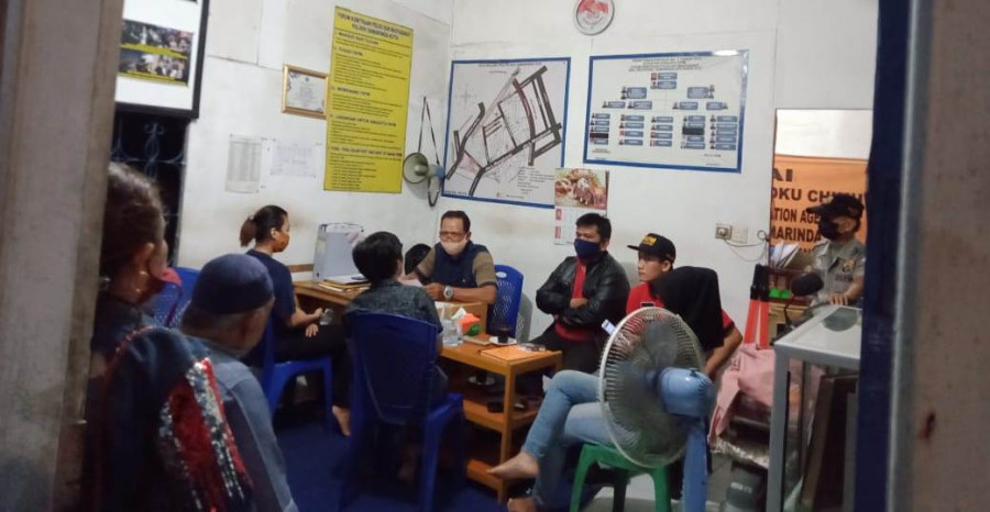 Mediasi yang berlangsung di Pos FKPM Pelita (Claudius Vico/Korankaltim.com)