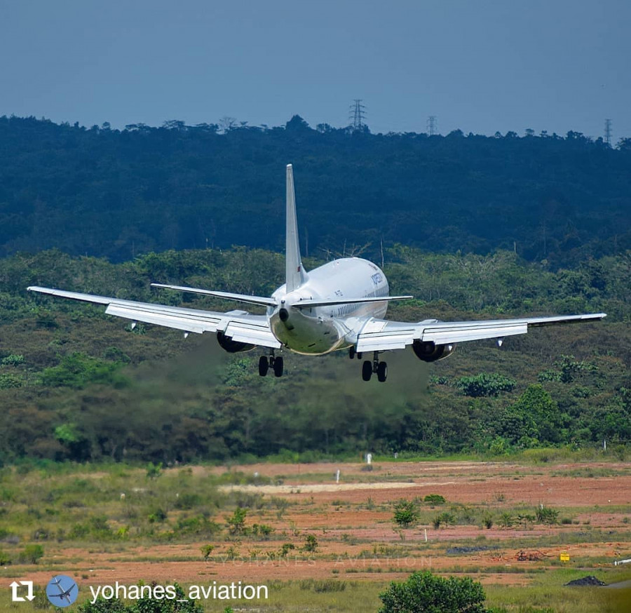 Sebuah pesawat tinggal landas, di Bandara APT Pranoto Samarinda (Instagram/Samarinda Spotter/Yohanes)