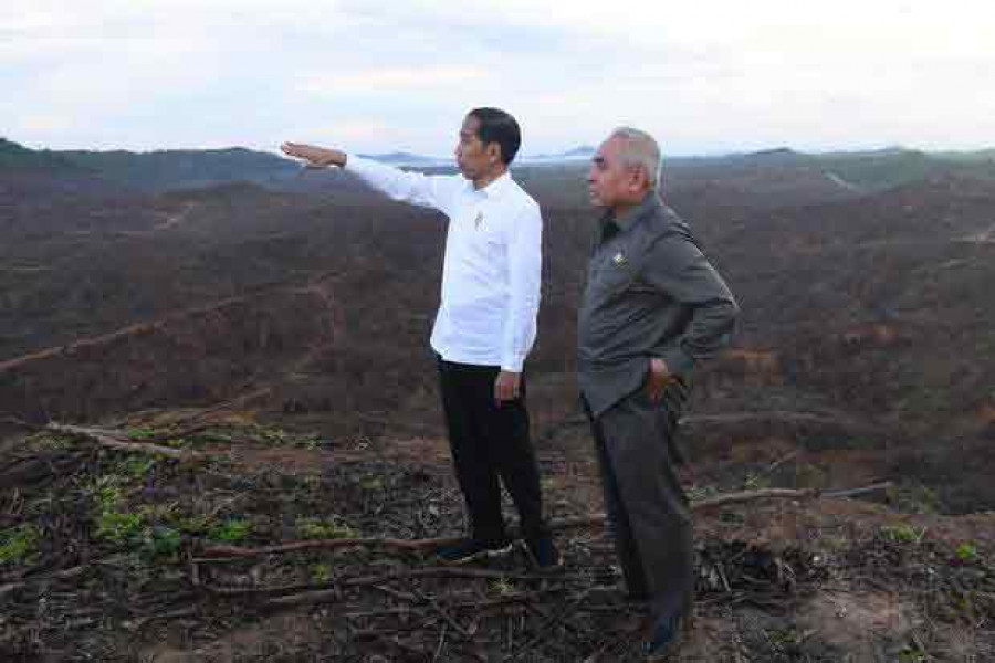 Presiden Joko Widodo didampingi Gubernur Kaltim Isran Noor saat meninjau titik nol Ibu Kota Negara baru di Kecamatan Sepaku, Penajam Paser Utara. ( Foto: istimewa )
