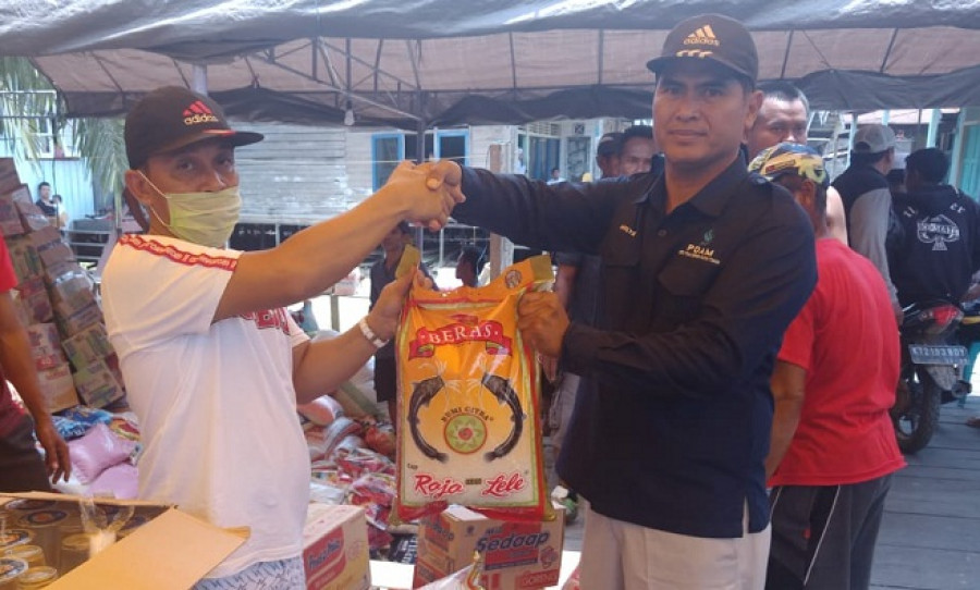 Serah terima bantuan PDAM Unit Muara Bengkal Kepada korban kebakaran (ist)