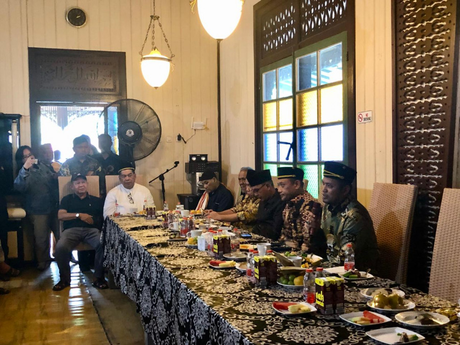 Rudi Mas’ud dan Seno Aji saat rembuk bersama kepala adat se-Kukar.(Erlita/Korankaltim.com)