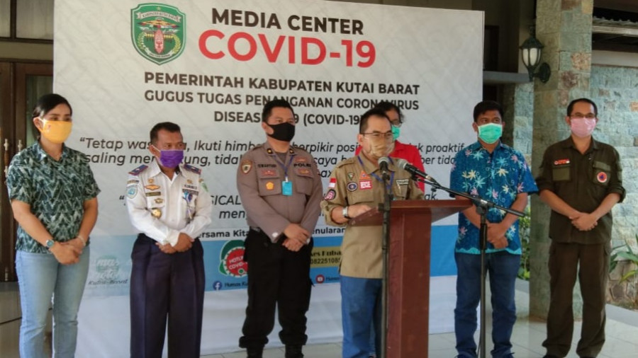 Sekda Kubar, Yacob Tullur saat menyampaikan tambahan 9 orang positif dari hasil rapid tes lanjutan. (handayan/korankaltim.com)