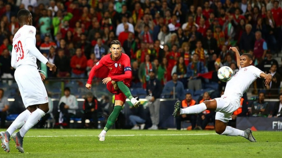 Tampil lagi setelah absen lama membela Portugal, Cristiano Ronaldo langsung mencetak hattrick ke gawang Swiss. (dailymail)