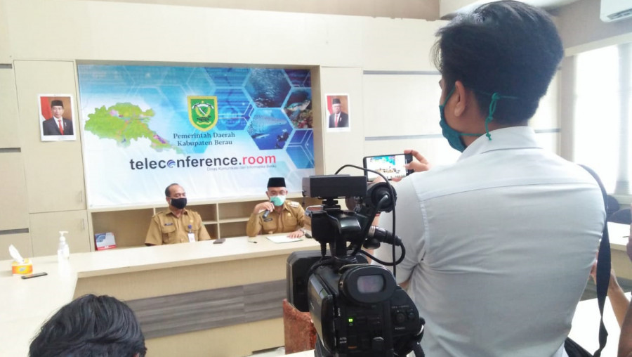 Bupati Berau mengumumkan perkembangan kasus Covid-19. (Foto : Indra/korankaltimcom)