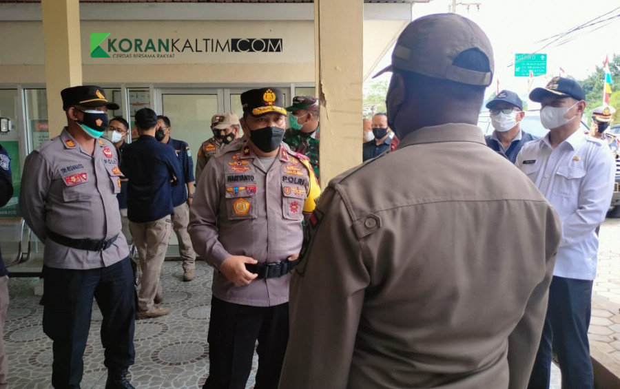 Wakapolda Kalimantan Timur Brigjenpol Drs. Hariyanto saat meninjau Pos Penyekatan di Kecamatan Muara Komam.(Foto: Dwi Cahyo / Koran Kaltim)
