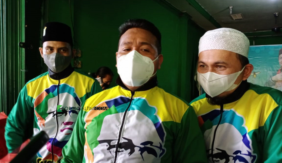 Ketua DPW PKB Kaltim Syafruddin (tengah) bersama ketua-ketua DPC PKB pada peraan Hari Lahir (Harlah) PKB beberapa waktu lalu. (Foto: Faishal Ays/Korankaltim.com)