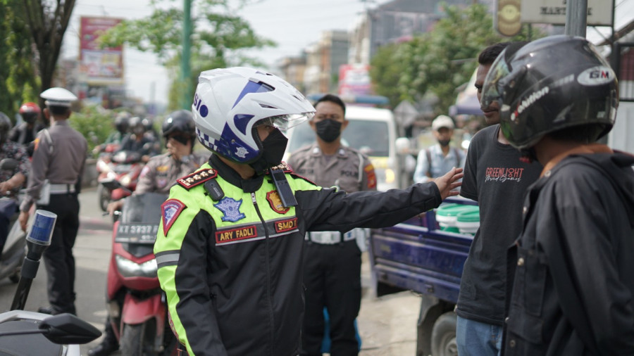 Kapolresta Samarinda Kombes Pol Ary Fadli saat memberikan teguran kepada pengendara yang melakukan pelanggaran Kamis (29/9/2022) hari ini. (Foto:Satlantas Polresta Samarinda)