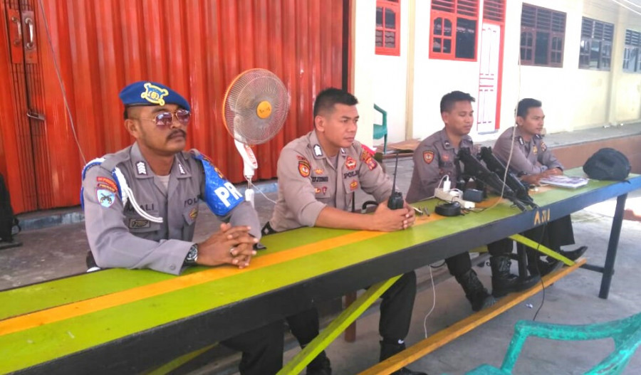 Personil shabara polres paser tetap berjaga di kantor KPU paser