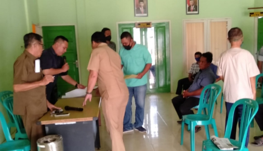 Perangkat Desa Sepakat saat membentuk panitia pemilihan RT. (Foto: Desa Sepakat)