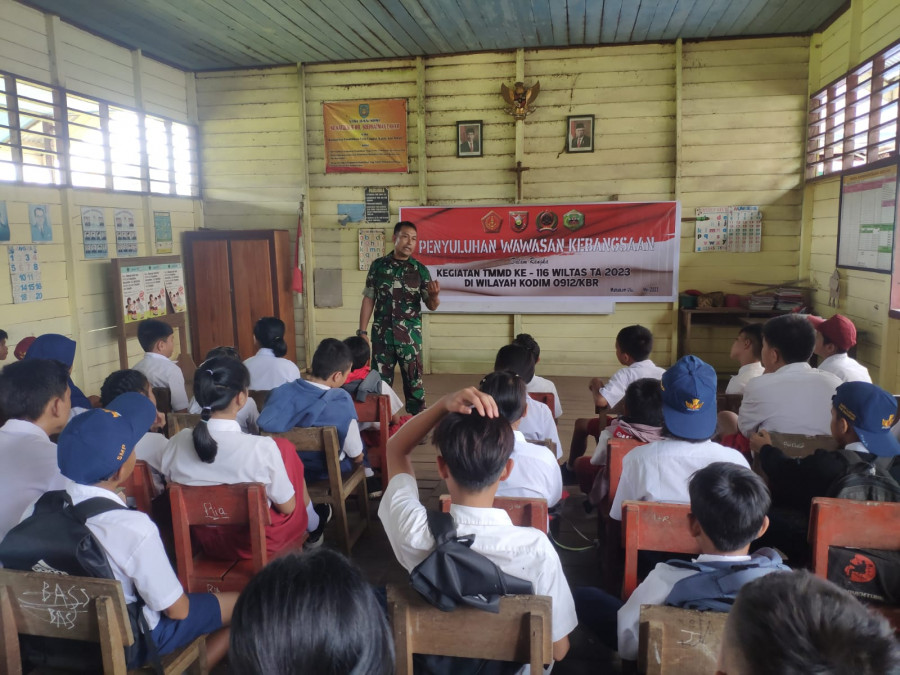 Serka Joko Susanto saat memberikan penyuluhan wawasan Kebangsaan di SDK 9 Kampung Laham ( Humas Kodim)