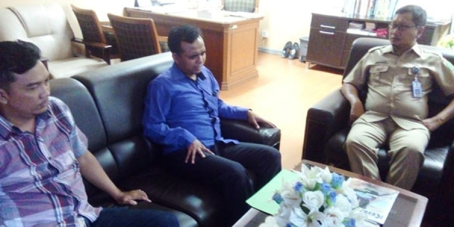 PERSIAPAN : Kabag Humas Setkab, Dafip Haryanto berbicang akrab dengan panitia HUT Koran Kaltim.