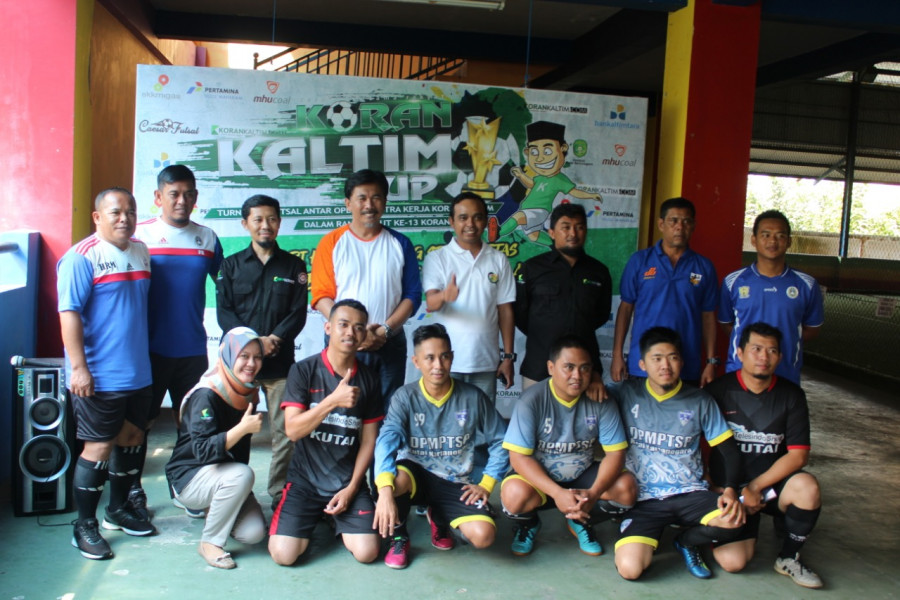 Sunggono dan Desman Gagal Masukkan Bola Saat Buka Turnamen Futsal HUT ke-13 Koran Kaltim