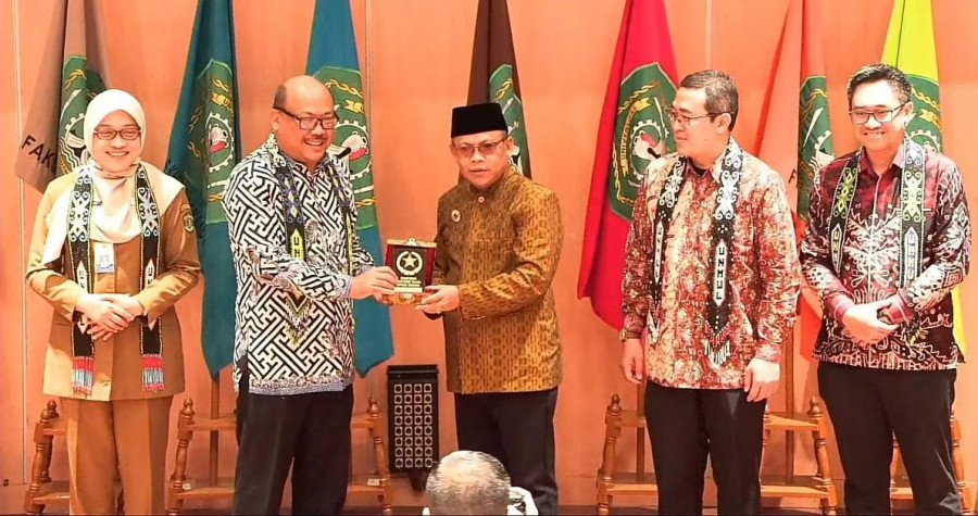 Pemberian plakat oleh Rektor Unmul kepada Narasumber di kegiatan Setneg Mantul Goes Go Campus 2024, (Istimewa).