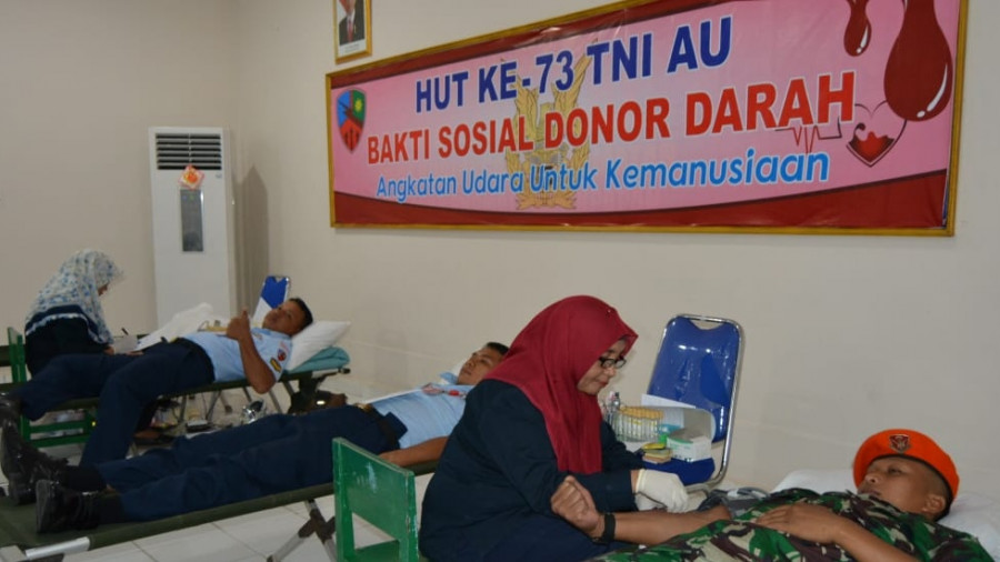 Personel Lanud Dhomber Balikpapan mendonorkan darah. (Istimewa/KoranKaltim.Com)
