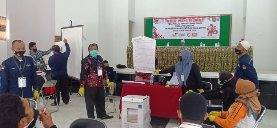 Suasana proses rekapitulasi hasil pemungutan suara tingkat PPK Sangatta Utara (Foto: Zulhamri/korankaltim.com)