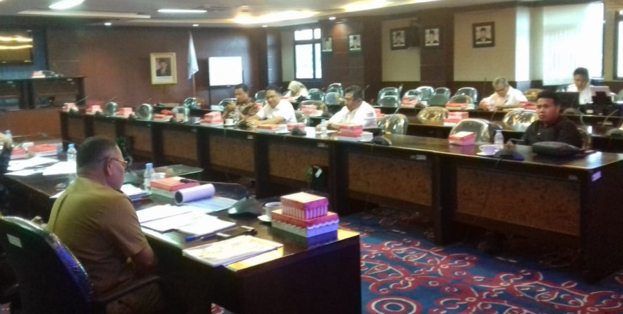 Komisi III DPRD Kaltim saat menggelar rapat dengar pendapat (RDP) Selasa (22/1) di Gedung D, DPRD Kaltim di Jalan Teuku Umar, Samarinda. ( Foto : sabri/kk)