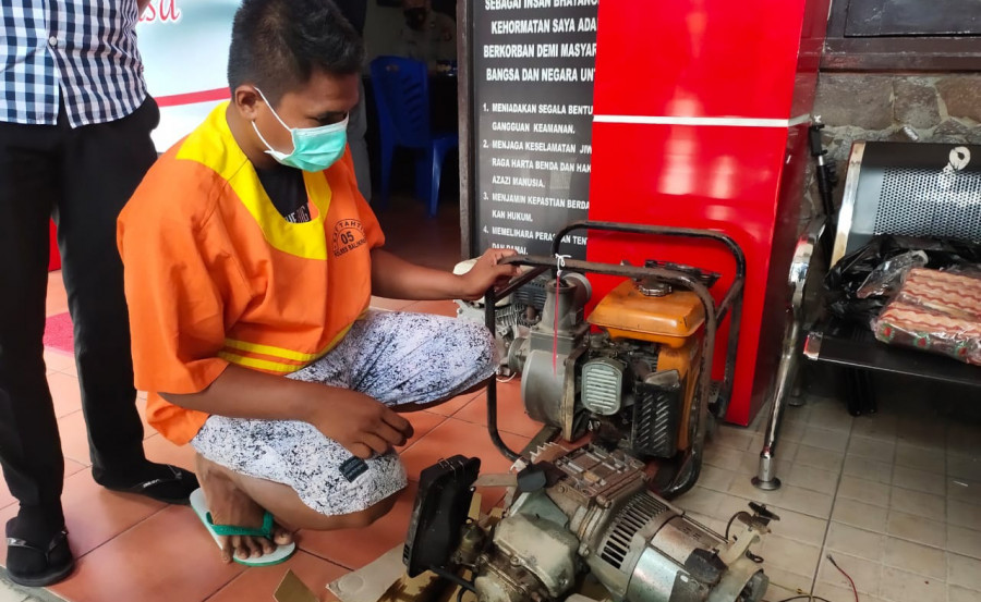 Pelaku saat menunjukan barang hasil curiannya. ( Foto: Yudi/korankaltim.com)