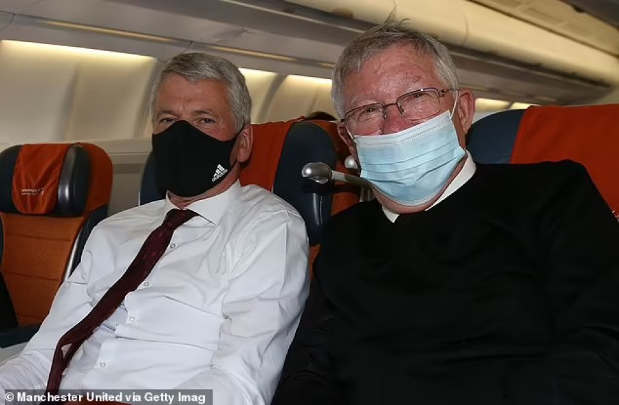 Sir Alex Ferguson (kanan) dan David Gill, duduk berdampingan dalam rombongan Manchester United menuju Polandia. (dailymail)