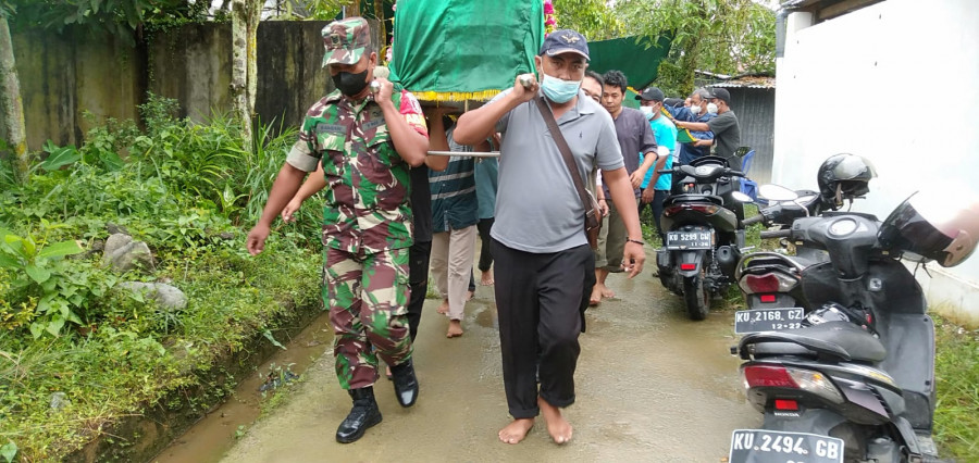 Ikut Berduka Cita, Babinsa Koramil 0907/03 Tarbar Melayat ke Rumah Warga Binaan yang Meninggal Dunia