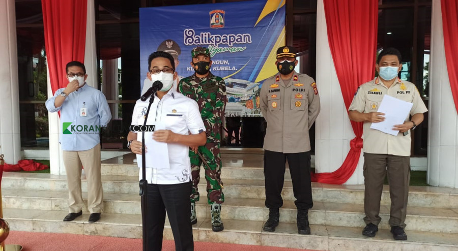 Wali Kota Balikpapan Rahmad Mas'ud (depan) menyampaikan revisi dari PPKM Level 4 yang isinya kini mengikuti PPKM Darurat sesuai instruksi Menteri Dalam Negeri. (Foto: Hendra/KoranKaltim.Com)