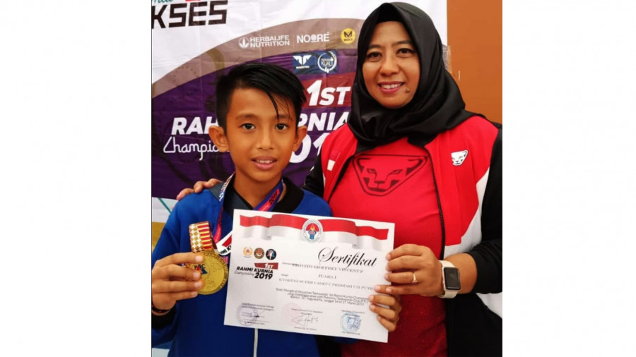 Salah Satu Taekwondoin Kukar Menerima Penghargaan Langsung dari Penggagas Kejuaraan RKC di Bantul ( istimewa )