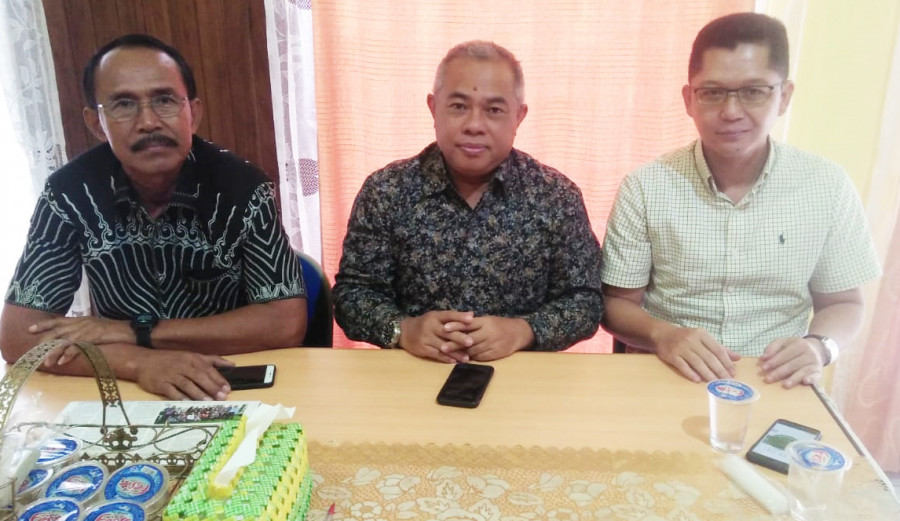 Plt Ketua DPD II Partai Golkar Kota Samarinda, Slamet Handoko (kiri) didampingi pengurus partai saat memberikan keterangan terkait sikap Golkar Samarinda jelang Musda Kaltim. ( Foto: Maruly/korankaltimcom)