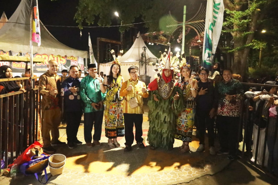 Wabup Kukar Rendi Solihin menemui peserta APIFF dari Kukar, Ia mengucapkan terimakasih. (Prokom)