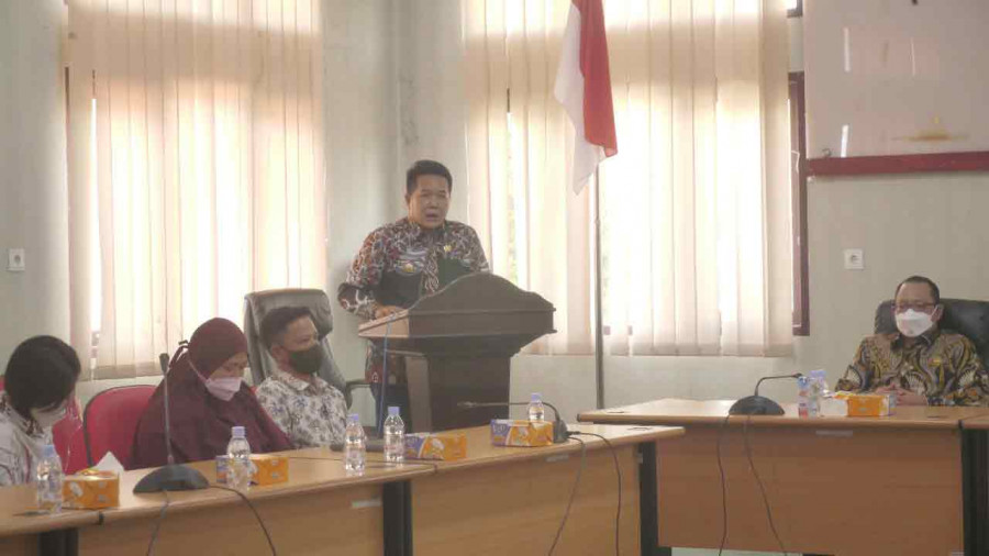 Pertemuan Bupati Bonifasius Belawan Geh dengan sembilankepala SMA/SMK se-Mahulu yang dilangsungkan di ruang rapat Bappelitbangda. ( Foto: Dok.Korankaltim)