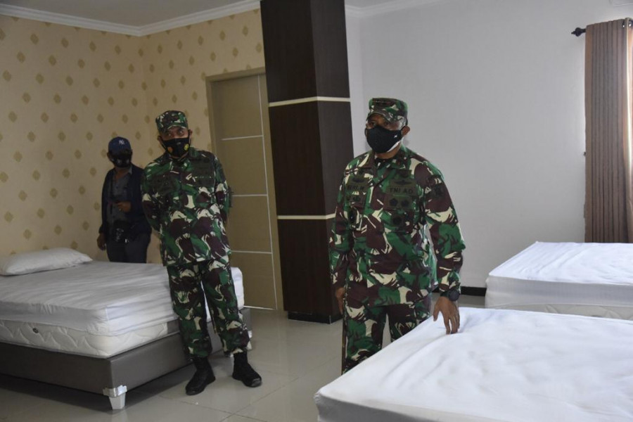 Pangdam saat meninjau ruang isolasi di Asrama Haji Balikpapan, beberapa waktu lalu. (Pendam VI/Mlw)