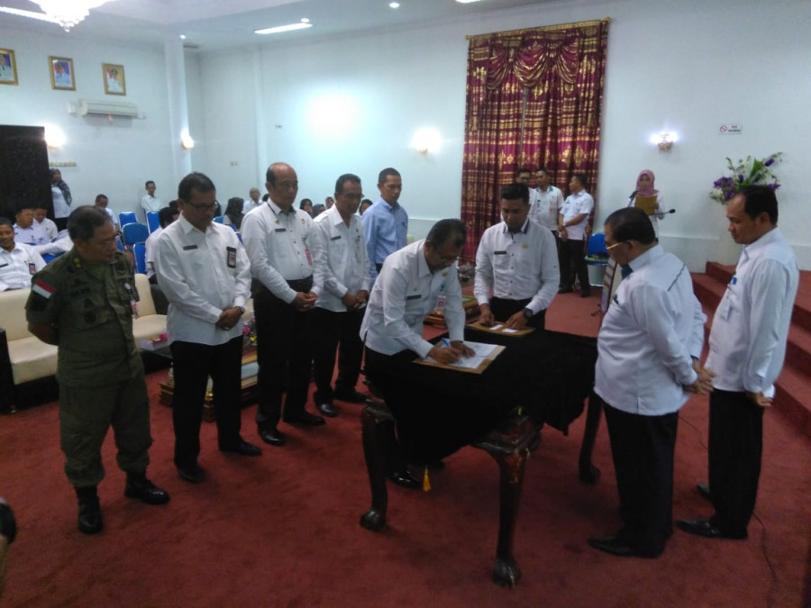 Penandatanganan fakta integritas inovasi perangkat daerah oleh Sekda Paser, Aji Sayid Faturrahman. Disaksikan Wakil Bupati Paser Muhammad Mardiansyah.