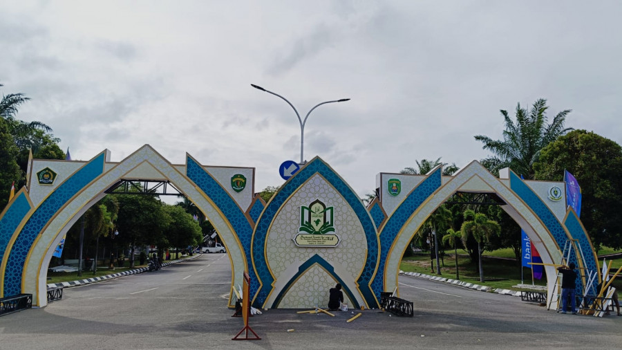 Gerbang pintu masuk arena panggung utama MTQ ke-45 tingkat Provinsi Kaltim di Kawasan Bukit Pelangi Sangatta. (Foto: Zulhamri/Korankaltim.com)