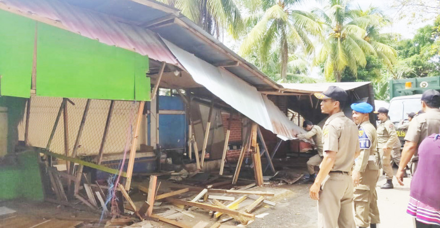 Satpol PP Samarinda saat menertibkan bangunan liar dikawasan Gor Segiri (Foto: Permata/Korankaltimcom)