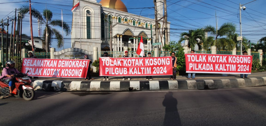 Somasi bentangkan spanduk tolak kotak kosong pada Jumat (2/8/2024) pagi. (Ist)